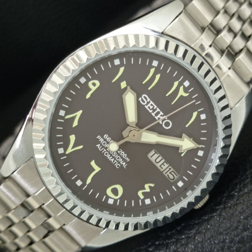 Vintage 1991 Seiko Automatic Mens Silver Watch WDaydate  Green Accents